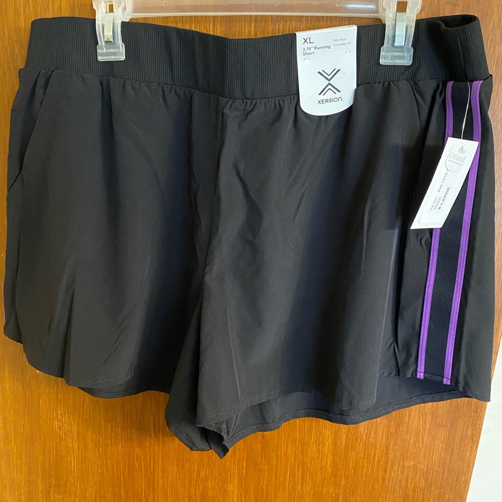 Women’s XL Mid-Rise Xersion black & purple running shorts, NWT